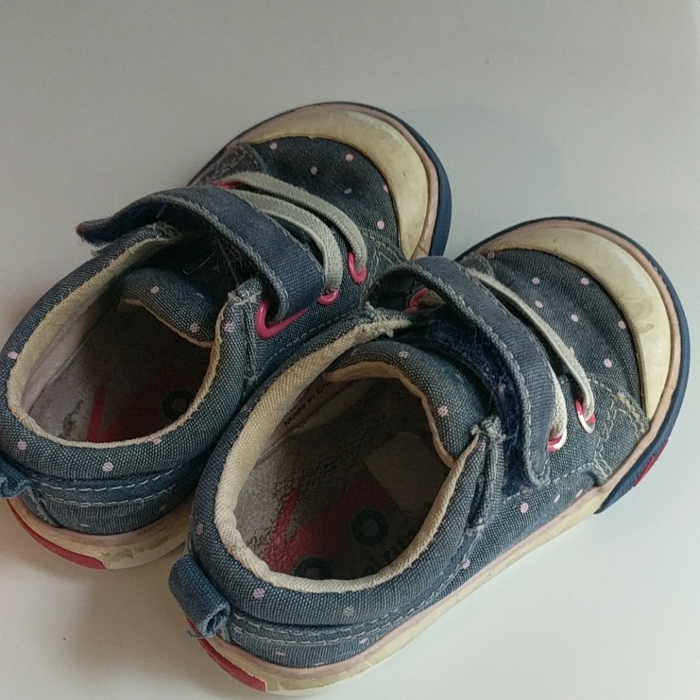 🌤️See Kai Run polka dot denim sneakers 🌤️